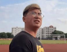 冠军选手退役后干起搬运工