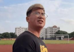 冠军选手退役后干起搬运工