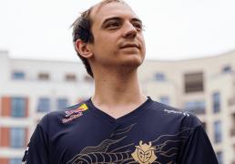 G2战队来得太早了，拳头还没准备训练地，被拍到在天津网吧里训练