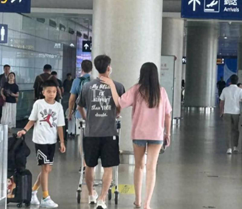 徐杰携女友亮相上海浦东机场,开启解说生涯将解说中国男篮比赛