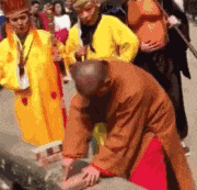 聚焦瞬间！众人圍(wéi)觀(guān)，尴尬搞笑场面引笑料不断