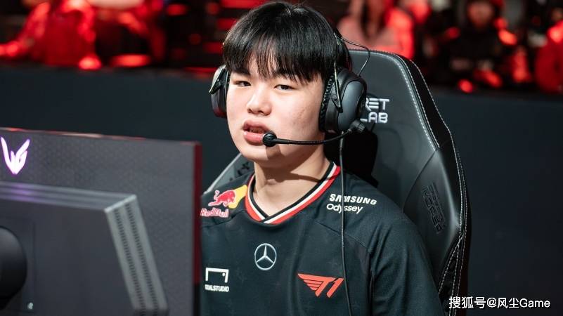 LOL历史最惨冠军AD诞生！临近世界赛被(bèi)粉丝逼宫：不(bù)换人不(bù)买周边