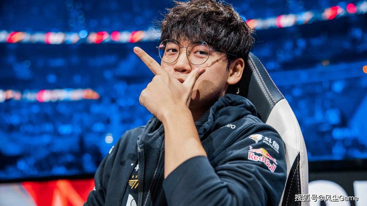 LOL历史最惨冠军AD诞生！临近世界赛被(bèi)粉丝逼宫：不(bù)换人不(bù)买周边