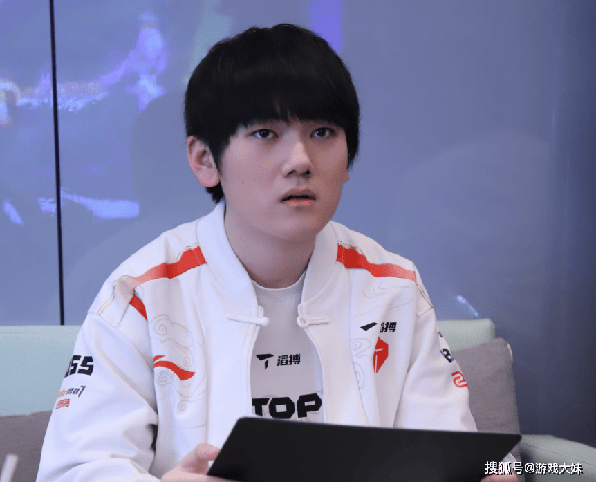 LOL皮(pí)膚(fū)投票排(pái)行，衹(zhǐ)有一款冠军皮(pí)膚(fū)进入前(qián)100，看到就(jiù)能(néng)想(xiǎng)到IG