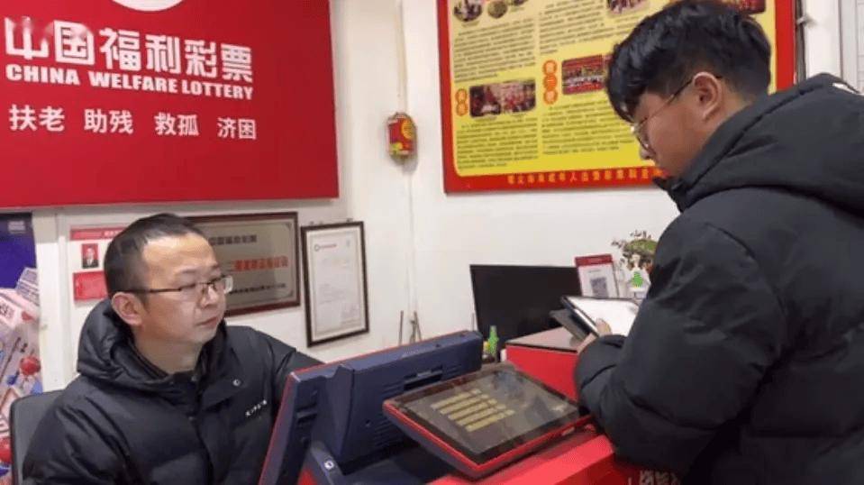 冠军选手退役后干起搬运工