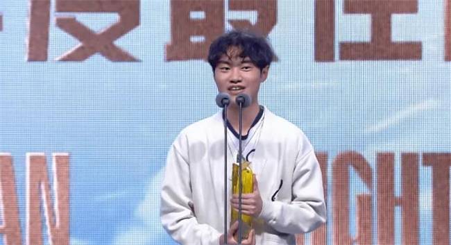 【一竞技(jì)1JingJi】LOL：Tarzan荣獲(huò)年度MVP Knigh拿最佳中单引争議(yì)