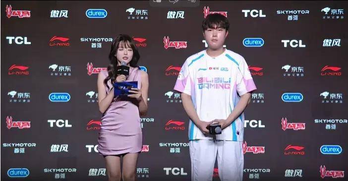 他(tā)因菜被嘲LPL的小天才，今被LOL第一巴(bā)德(dé)王(wáng)附体！