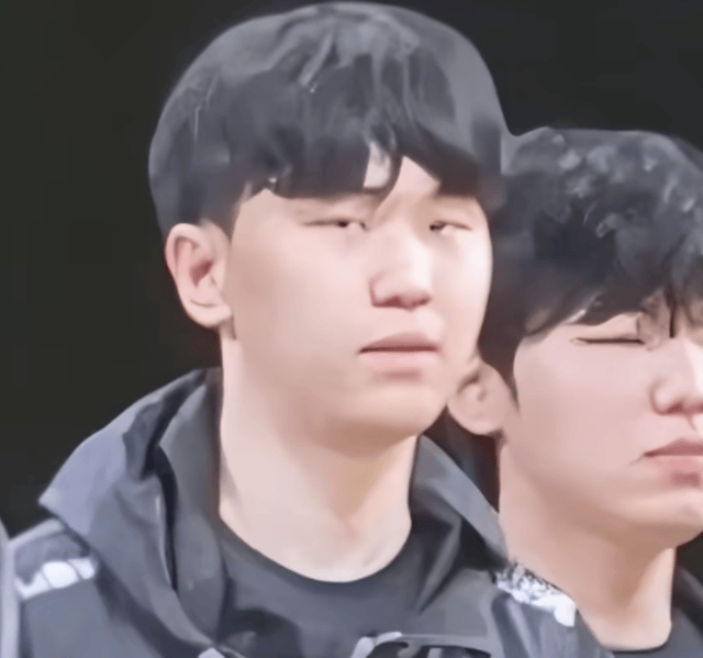 笑不(bù)活了(le)！女版(bǎn)Faker穿裙看(kàn)比賽(sài)，选手集体宕机，李哥出装一定(dìng)有他的道理！