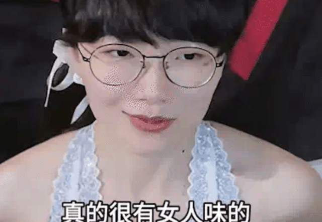 笑不(bù)活了(le)！女版(bǎn)Faker穿裙看(kàn)比賽(sài)，选手集体宕机，李哥出装一定(dìng)有他的道理！