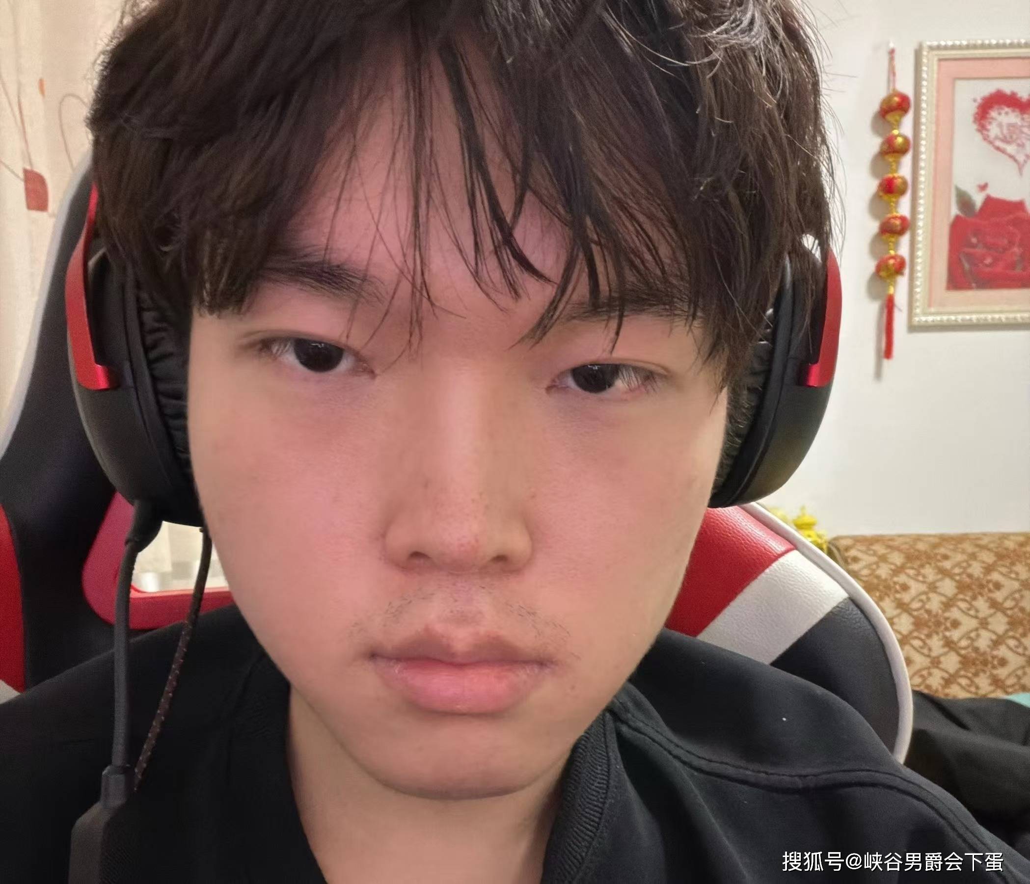 继“BLG战隊(duì)输掉比(bǐ)赛，Bin哥赛后仍(réng)然发帖(tiē)：依然是世一(yī)上”后，Faker输比(bǐ)赛却说道：我把(bǎ)它看作是一(yī)个反思(sī)自(zì)身不(bù)足，并重(zhòng)新评估(gū)自(zì)己的机会