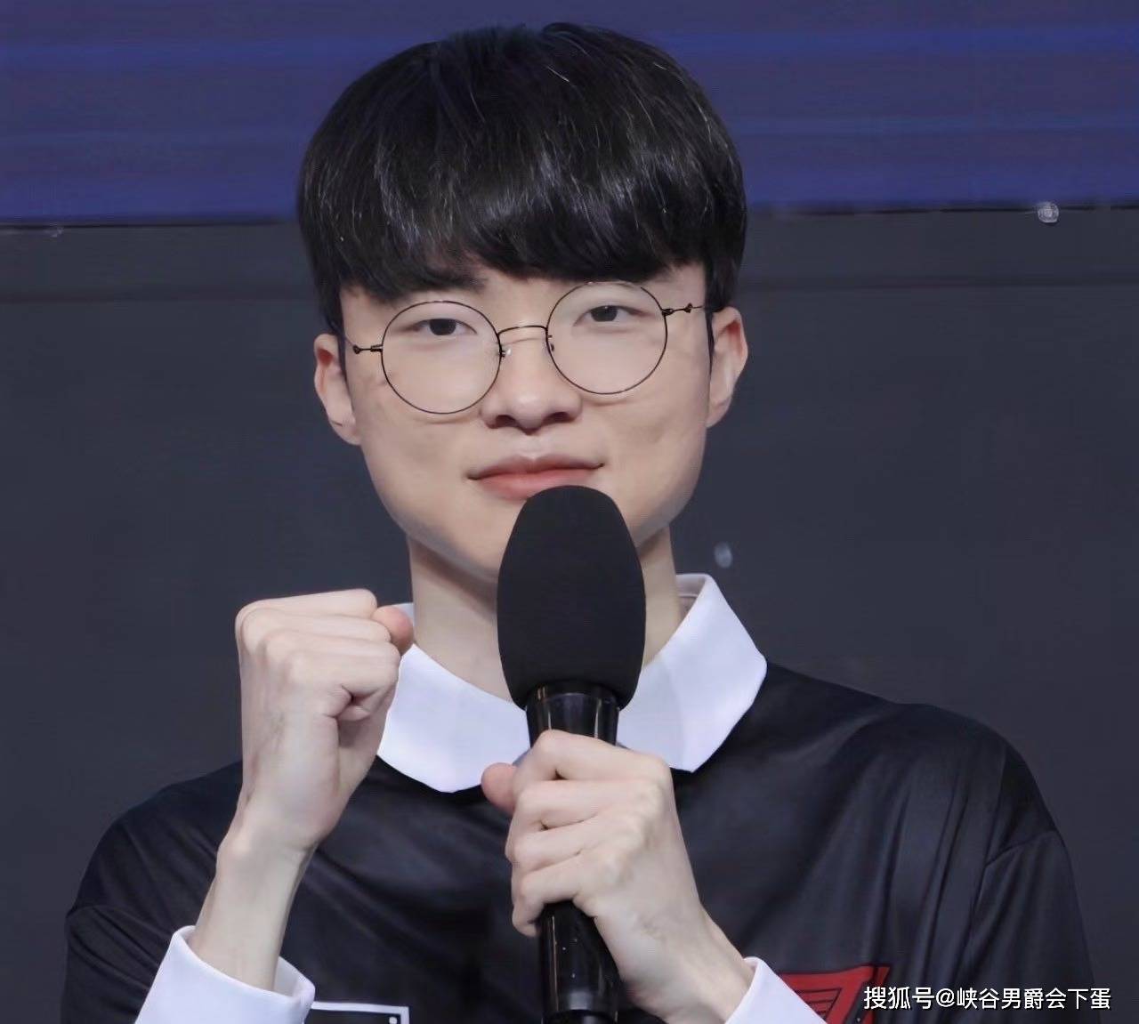 继“BLG战隊(duì)输掉比(bǐ)赛，Bin哥赛后仍(réng)然发帖(tiē)：依然是世一(yī)上”后，Faker输比(bǐ)赛却说道：我把(bǎ)它看作是一(yī)个反思(sī)自(zì)身不(bù)足，并重(zhòng)新评估(gū)自(zì)己的机会